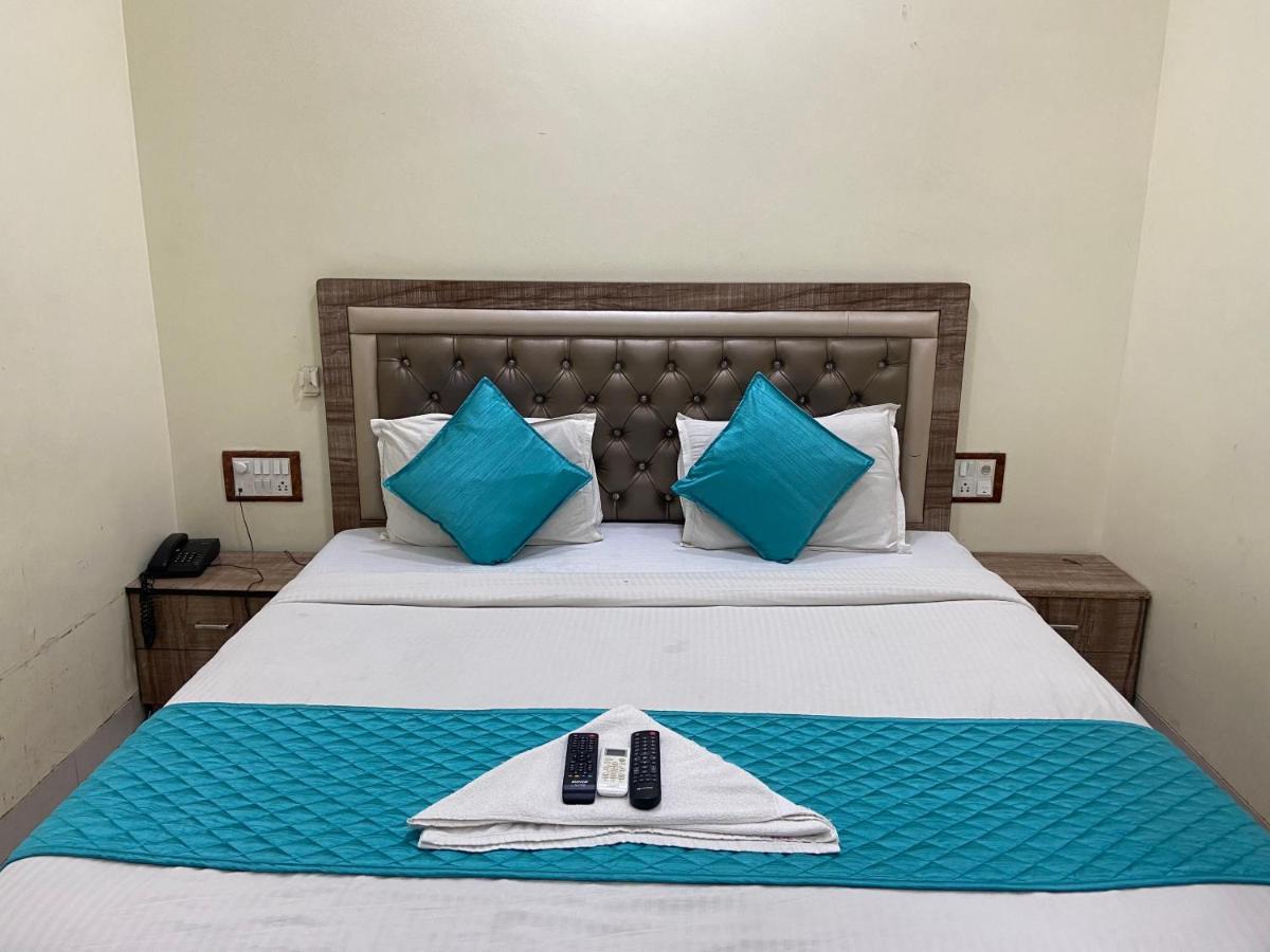 Hotel Apsara- Near J J Hospital 뭄바이 외부 사진