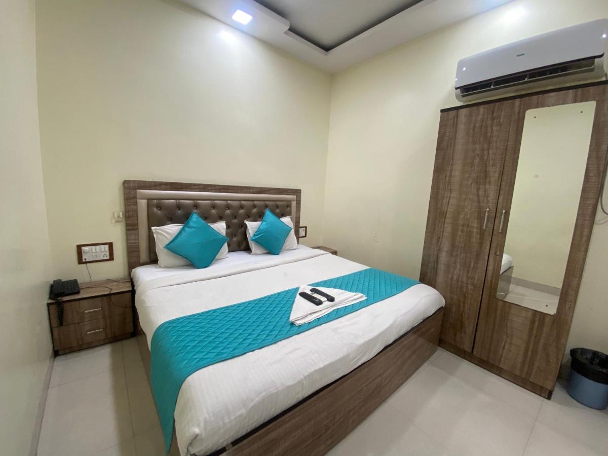 Hotel Apsara- Near J J Hospital 뭄바이 외부 사진