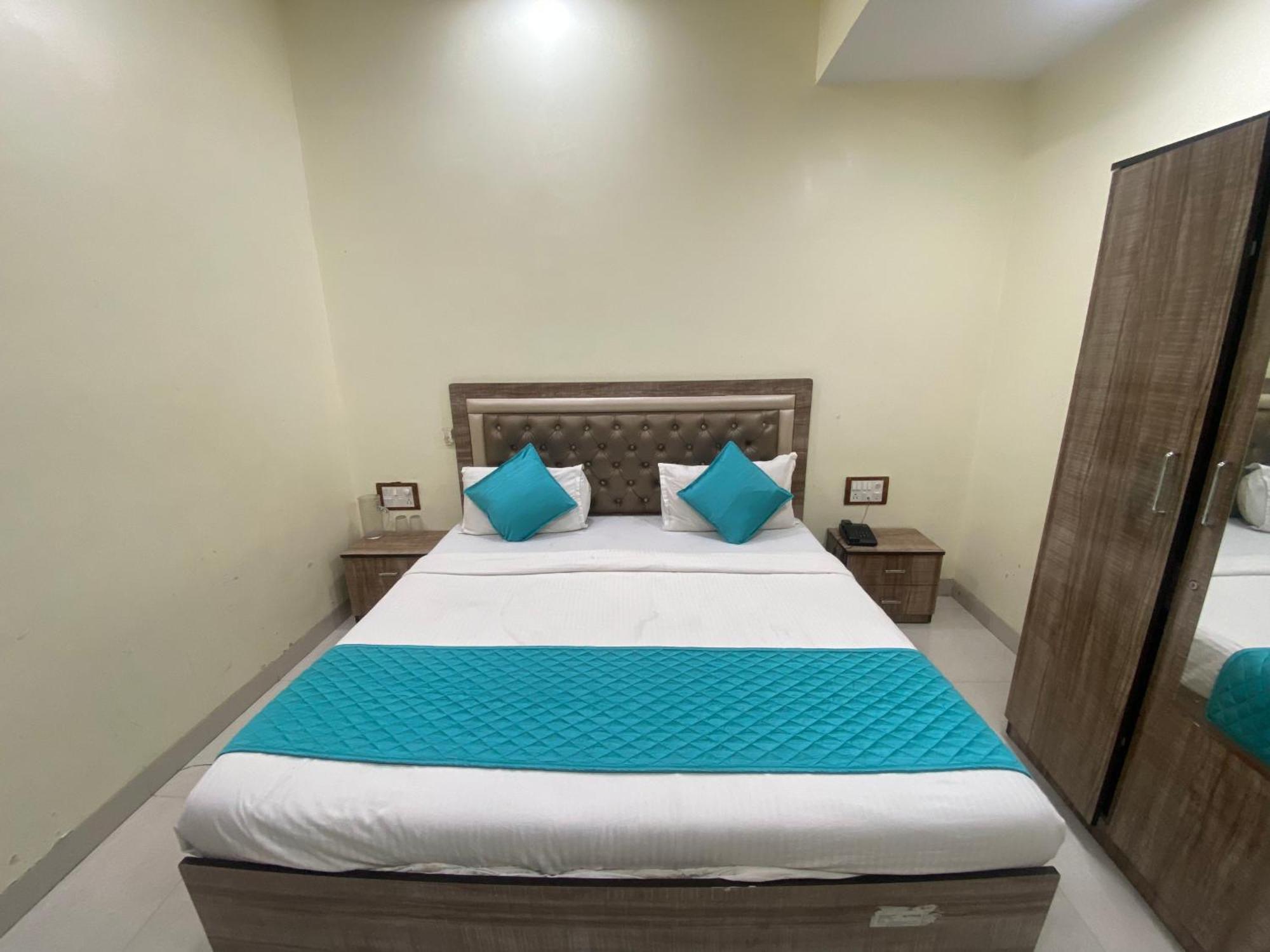 Hotel Apsara- Near J J Hospital 뭄바이 외부 사진